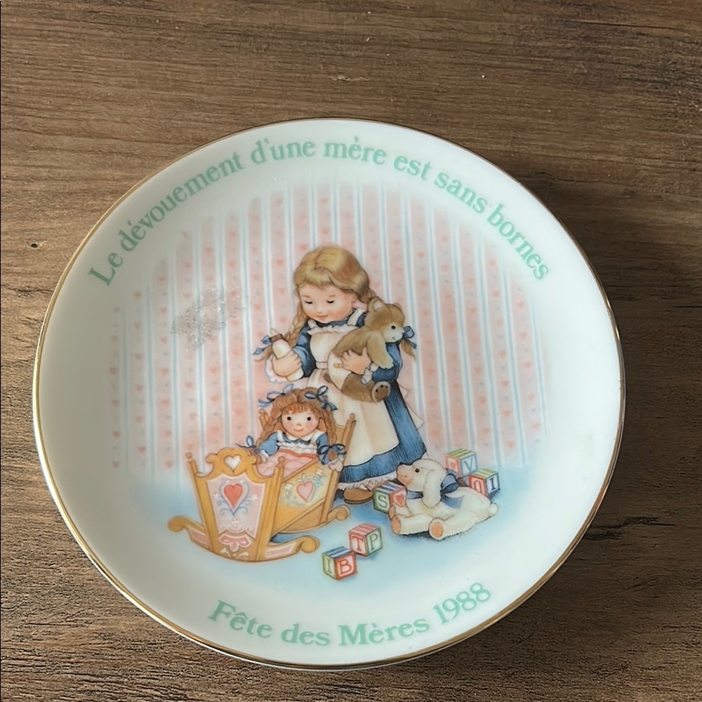 Vintage 1988 Mother’s Day Avon collector plate French